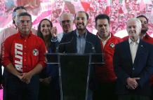 El líder nacional del Partido Acción Nacional (PAN), Marco Cortes (c), habla durante una rueda de prensa este domingo en Ciudad de México (México).