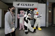 Activistas protestan contra el consumo de carne de ballena en Japón