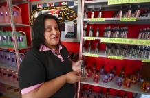 Fotografía de archivo en donde se ve a Sonia Landeta, una mujer que desarrolló un emprendimiento de ambientadores de automóvil en Quito