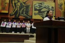 Familias de víctimas de femicidio en la Asamblea.