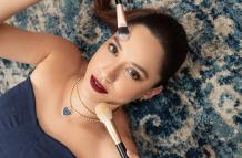 Hace más de veinte años dedica su vida a embellecer mujeres y proporcionales las herramientas para potenciar su autoestima a través del maquillaje.