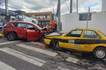 El auto y el taxi quedaron detenidos de frente, luego del impacto en el siniestro múltiple.