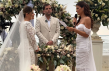 Nikki y su novia Ana durante la boda.