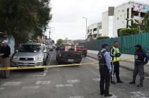 Agentes de la Policía custodian los exteriores del área de emergencia, donde se registró la balacera en el Hospital Pablo Arturo Suárez de Quito.