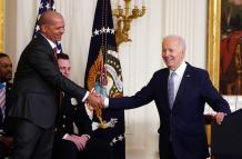 El policía del asalto al Capitolio que ahora hace campaña por Biden: "Trump nos traicionó"