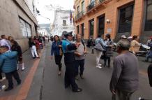 Los agentes metropolitanos dan indicaciones a los usuarios, ante el bloqueo del paso hacia la Plaza de la Independencia.
