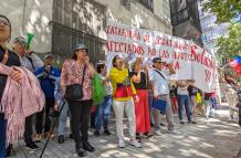 Migrantes ecuatorianos protestando en exteriores de la embajada de Ecuador en Madrid.