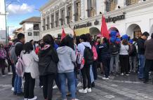 Los movimientos sociales se ubicaron en las afueras de la gobernación de Cotopaxi