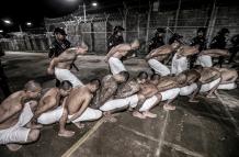 Trasladan a 2.000 pandilleros a la cárcel de alta seguridad en El Salvador