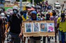 Cientos de haitianos protestan por asesinato de tres policías a manos de bandas armadas