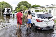 Inundaciones y vuelos cancelados en Florida dejan lluvias que no cesarán hasta el sábado