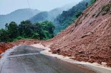 Un derrumbe en el sector Zuñac, en Morona Santiago, provocó el cierre de la vía, tras las fuertes lluvias.