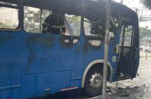 El fuego consumió la cabina y algunos asientos del bus, cuando circulaba por la avenida Colón.