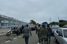 Militares resguardan la Agencia Municipal de Tránsito.