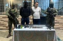 Fue aprehendido en una finca, donde presuntamente se escondía y desde donde operaba.