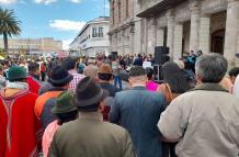 Simpatizantes del alcalde Tinajero se apostaron en las afueras del despacho de la Vicealcaldesa.