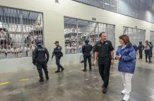 La ministra argentina Bullrich visita la megacárcel para pandilleros en El Salvador