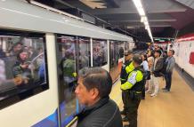 Aglomeración, filas y demora reportaron los usuarios del Metro de Quito en la mañana de este 19 de junio de 2024.