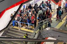 Los pasajeros fueron impedidos de ingresar a los andenes para abordar un tren del Metro de Quito, durante el percance de este 19 de junio.