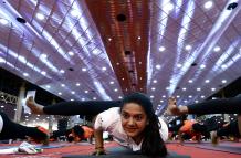 Miles de personas baten 5 récords Guinness en la India durante Día Internacional del Yoga