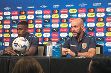 Félix Torres junto al DT de Ecuador Félix Sánchez.