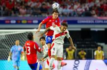 El defensor chileno Igor Lichnovsky (arriba) fue registrado este vienes, 21 de junio, al marcar al atacante peruano Paolo Guerrero (abajo)