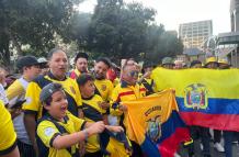 Hinchas ecuatorianos realizando el banderazo.