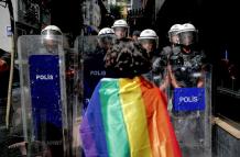 Simpatizantes de la comunidad LGBT frente a la policía turca.