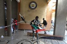 Kenia: Manifestantes asaltan el Parlamento