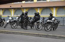 Policías motorizados vigilaban desde la avenida Mariscal Sucre, para que no se suspenda el paso por maifestaciones.