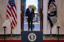 El plan de Biden para salir de la crisis: aparentar normalidad y poner el foco en Trump