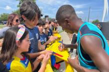 Jugadores de la Tri firmaron camisetas de los aficionados.