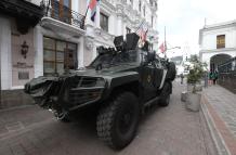 El vehículo de las Fuerzas Armadas yacía estacionado sobre la calle García Moreno, a metros de Carondelet.
