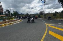 Los estudiantes recorrieron aproximadamente 10 kilómetros hasta llegar al sitio donde protestaron vehementemente contra el gobierno.