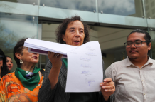 La presidenta de la Coalición Nacional de Mujeres del Ecuador, Miriam Ernst (c), junto a integrantes de organizaciones feministas de Ecuador, presentan una demanda ante la Corte Constitucional este martes en Quito (Ecuador).