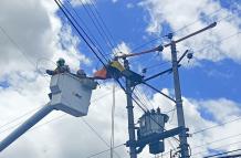 Imagen referencial. La Empresa Eléctrica publicó mensajes en redes, donde señaló que su personal arreglaría el daño que causó el corte en Tumbaco.