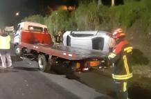 El auto se volcó en la avenida Simón Bolívar y quedó detenido sobre un costado de la carrocería.