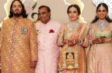 El presidente de Reliance Industries, Mukesh Ambani (2-L), su esposa Nita Ambani (2-R), su hija Isha Ambani (R) y su hijo y novio Anant Ambani (L) posan para fotografías antes de la boda de Anant en Mumbai, India