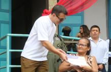 Daniel Noboa entregó bonos de desarrollo a los beneficiarios en Montecristi, el pasado 9 de julio de 2024.
