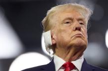Trump reaparece con la oreja vendada ante los republicanos en Milwaukee