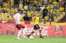 Damián Díaz disputando el balón con un jugador de Bragantino.