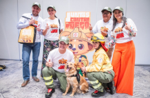 El perrito Chaupi se convirtió en bombero honorario y ahora vive en la Comandancia del Cuerpo de Bomberos de Quito