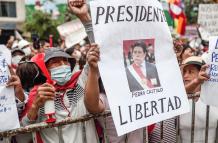 Simpatizantes de Castillo piden su liberación en las afueras de la base donde está detenido
