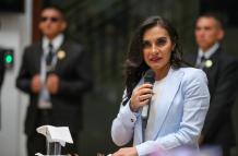 Fotografía de archivo que muestra a la vicepresidenta de Ecuador, Verónica Abad, durante una rueda de prensa