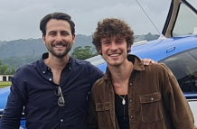 El ministro de Turismo, Niels Olsen, junto a Shawn Mendes.