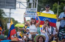 Simpatizantes participan en una caravana de la líder antichavista María Corina Machado para promover el voto hacia el candidato presidencial de la principal alianza opositora de Venezuela, Edmundo González Urrutia.