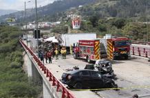 Pedazos de los vehículos afectados quedaron sobre el puente, tras el choque múltiple en la Ruta Viva.