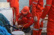 Equipo de la guardia costera en labores de rescate
