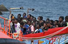 Bote con migrantes rescatados en aguas europeas
