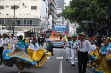 Carros alegóricos desfile Prefectura Guayas